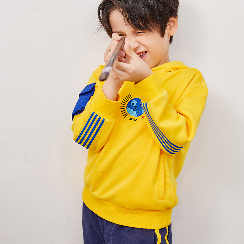 Jungen-Sweatshirt mit gelben Kapuzenmuster-Streifenärmeln